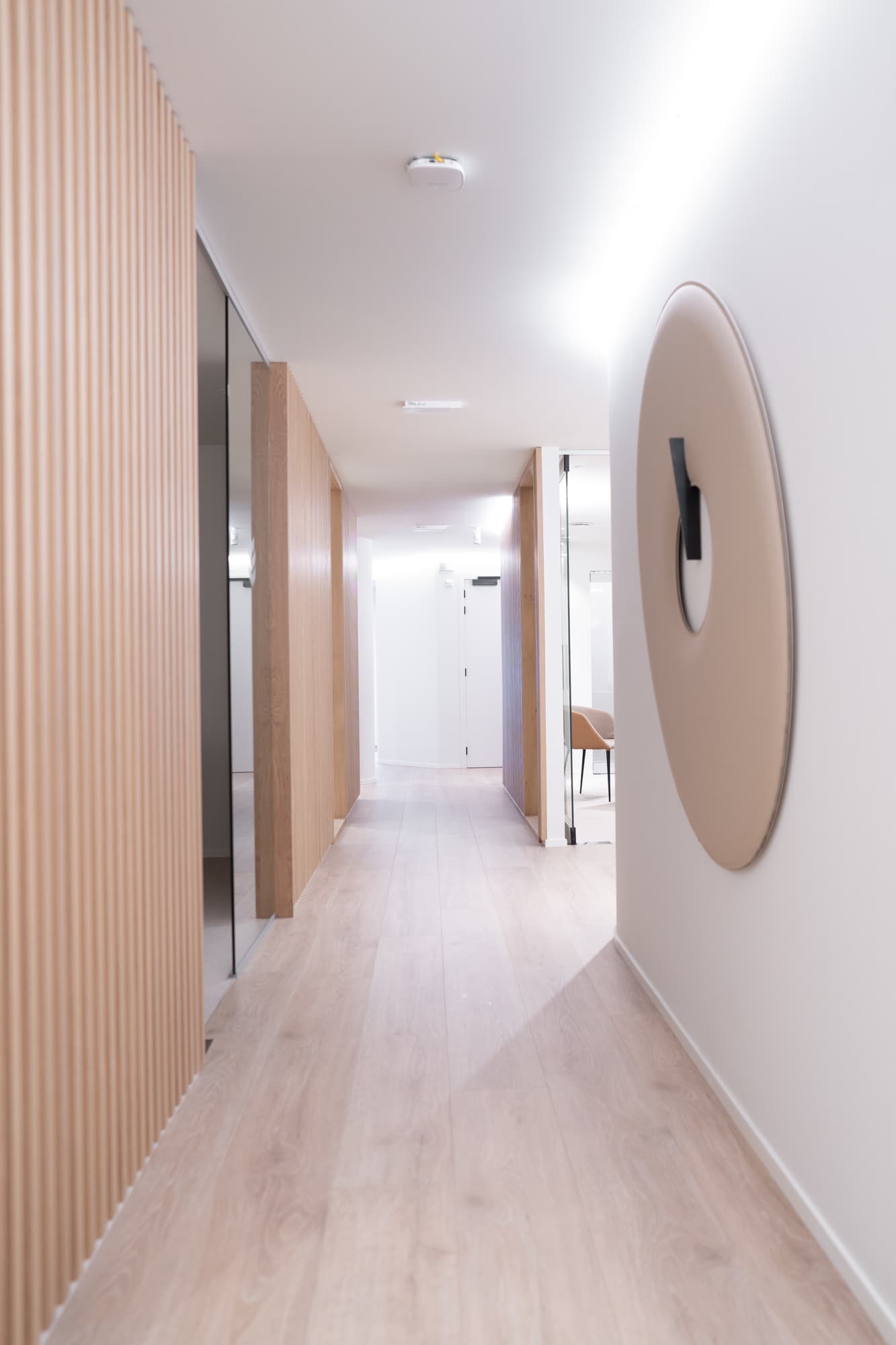 Couloir avec horloge