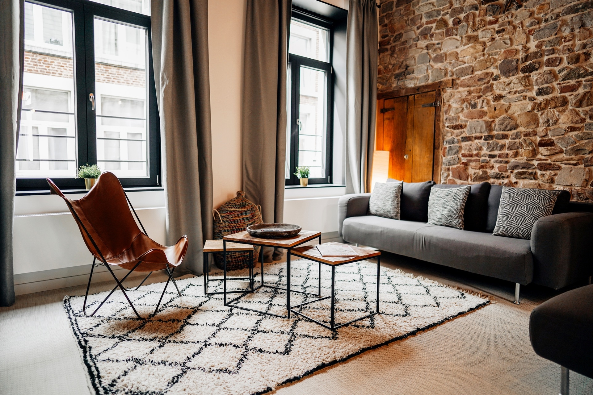 Salon avec mur en pierre